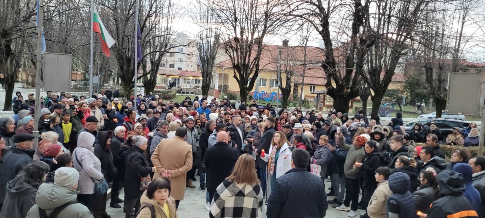 Мълчаливо шествие със свещи от Медицинския център до сградата на