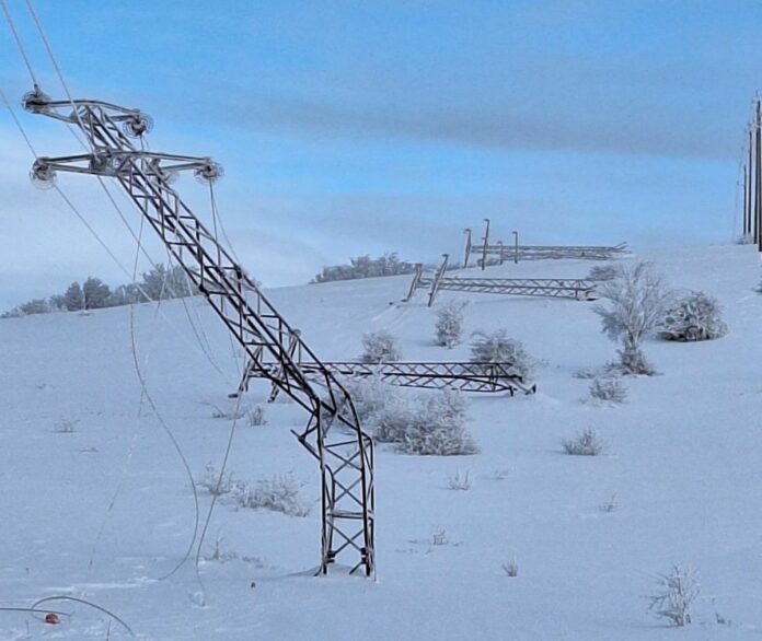 Сняг, електрически стълб