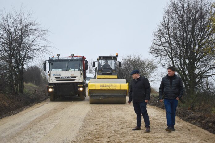 Стартира ремонтът на пътя за село Тръстика