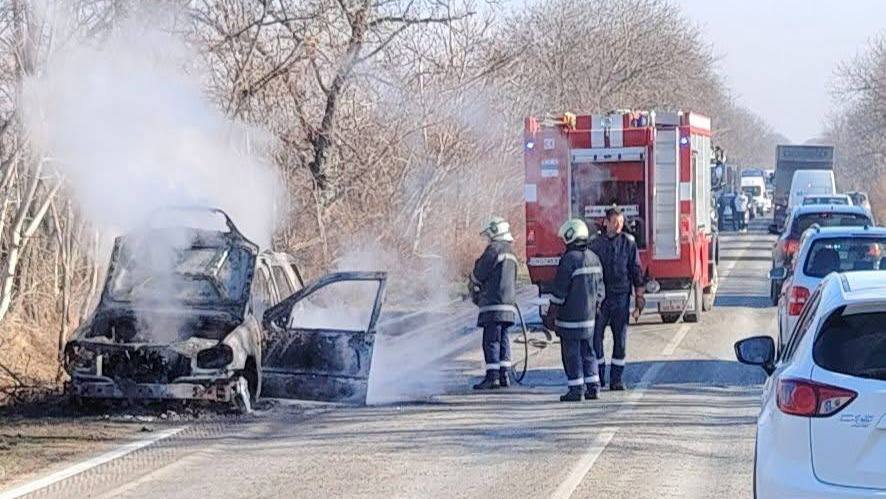 Кола е изгоряла на пътя между Плевен и Велико Търново