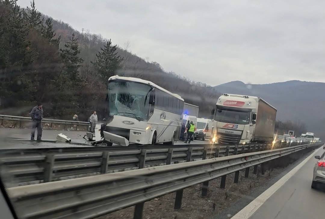 Предстои временно да бъде спряно движението на АМ Хемус за