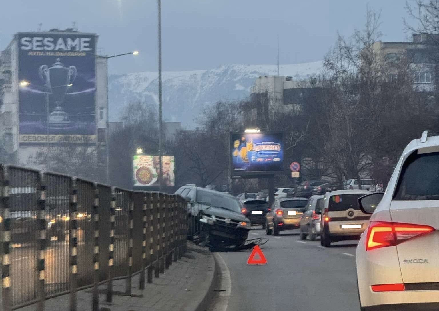 Катастрофа затруднява движението на голям булевард в София съобщиха очевидци