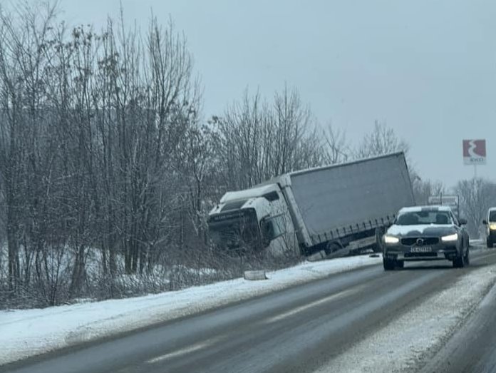 Тежка челна катастрофа е станала между лек и тежкотоварен автомобил