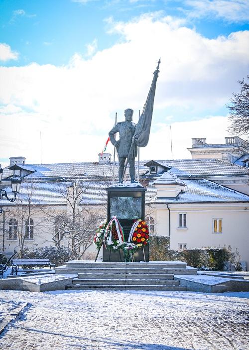 Поднасяне на венци и цветя