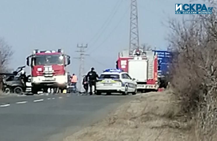 Двама мъже са откарани в болница след тежката катастрофа възникнала