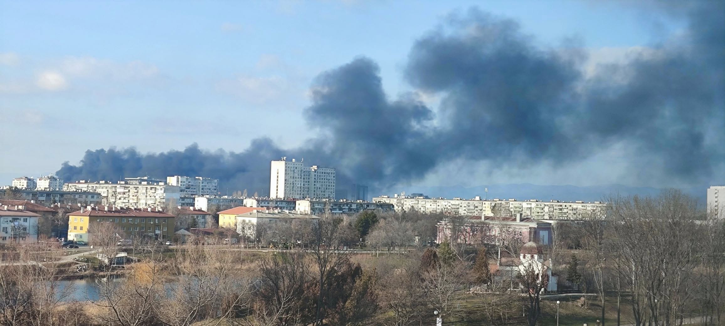 Гъсти кълба черен дим се издигат в момента в близост